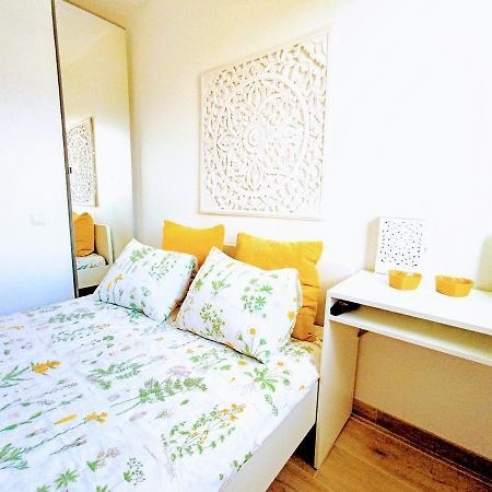 Private Room In Renovated Apartment - Tram 1 Min Walk Nice Exteriör bild