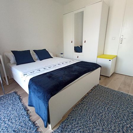 Private Room In Renovated Apartment - Tram 1 Min Walk Nice Rum bild