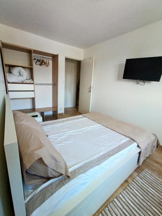 Private Room In Renovated Apartment - Tram 1 Min Walk Nice Exteriör bild