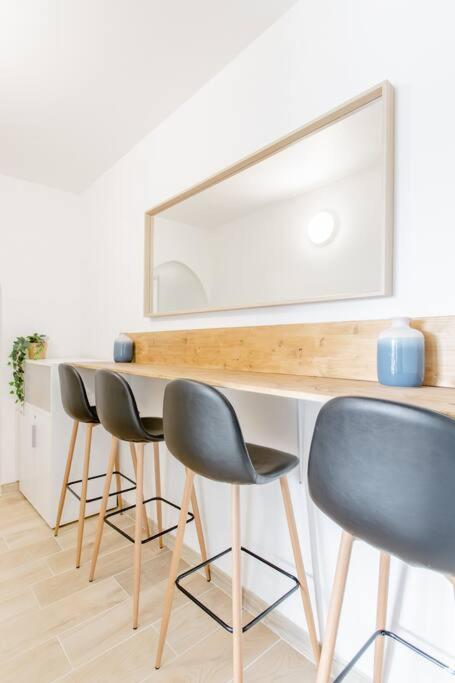 Private Room In Renovated Apartment - Tram 1 Min Walk Nice Exteriör bild