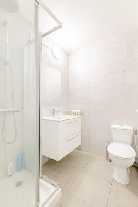 Private Room In Renovated Apartment - Tram 1 Min Walk Nice Exteriör bild