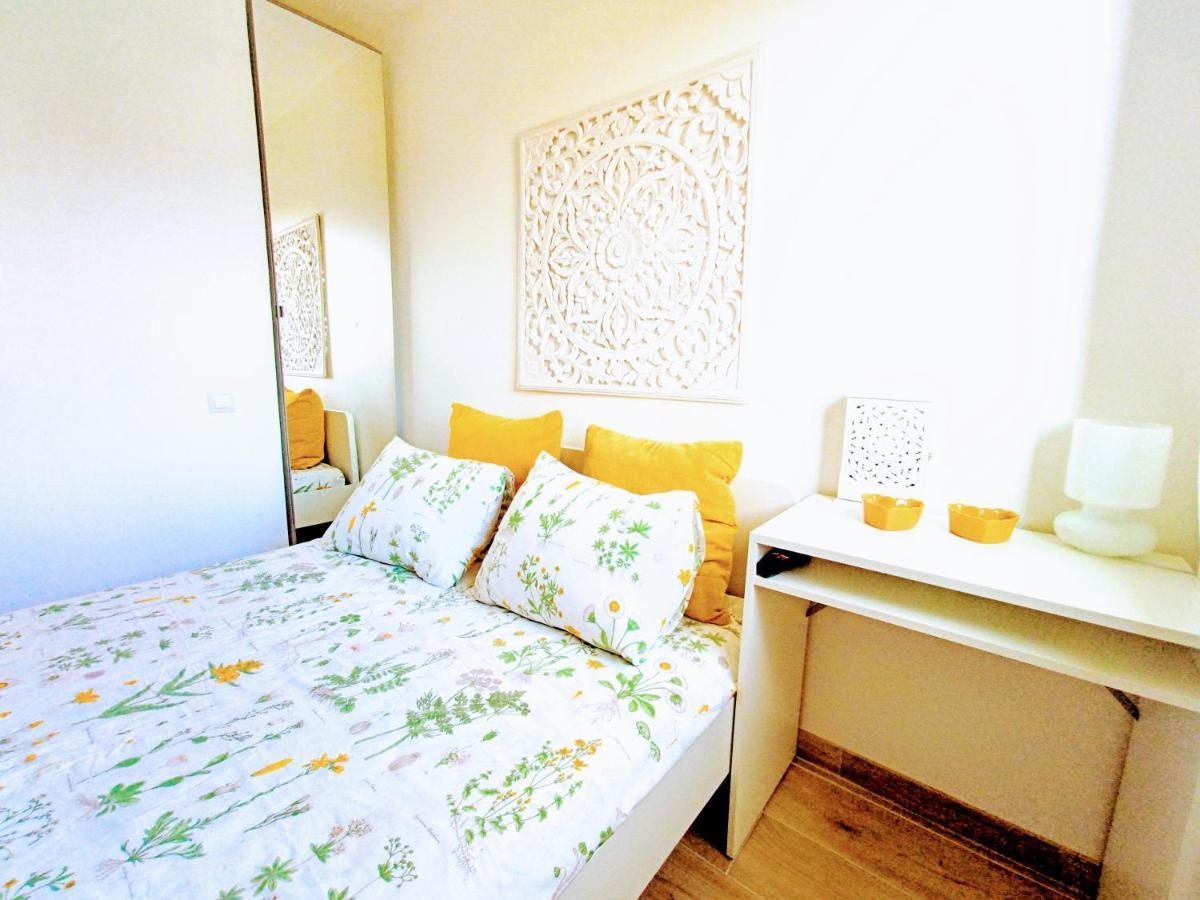 Private Room In Renovated Apartment - Tram 1 Min Walk Nice Exteriör bild